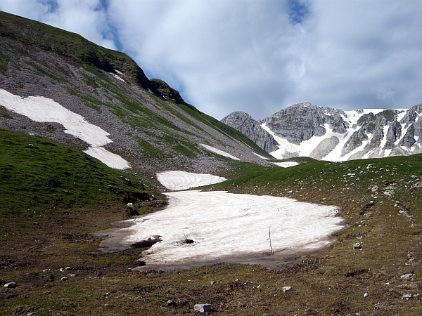 Immagine insolita: Monte Meta con il lago